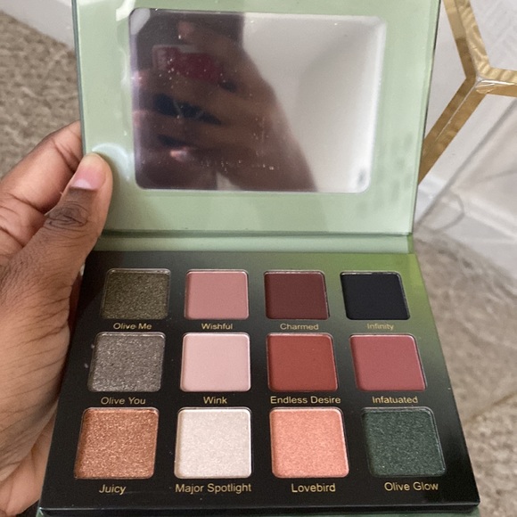 Eyeshadow palette - Picture 2 of 2